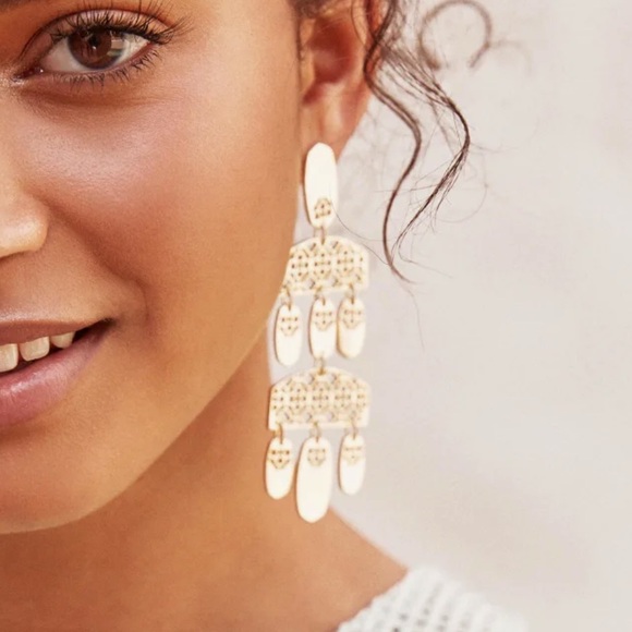 Kendra Scott Emmett Earrings Matte Yellow - Picture 4 of 4